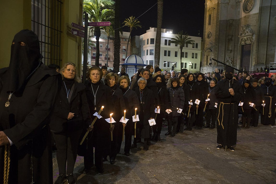 Fotos: Ecce Mater Tua el Sábado Santo en Cádiz