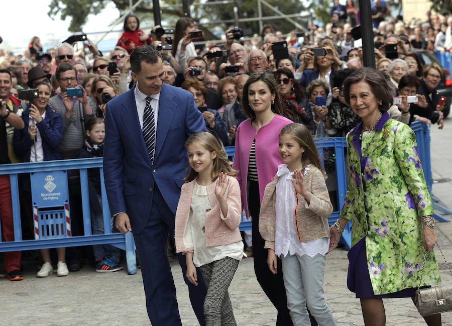 Los Reyes acuden a la Misa de Resurrección en la catedral de Palma de Mallorca