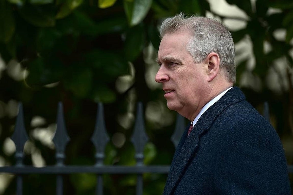 El príncipe Andrew, Duque de York, en la entrada la Capilla de St. George (Windsor).. 