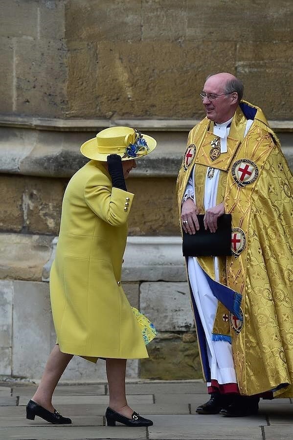 La reina ha sido recibida, antes de entrar en la iglesia, con un ramo de flores ofrecido por una niña local.