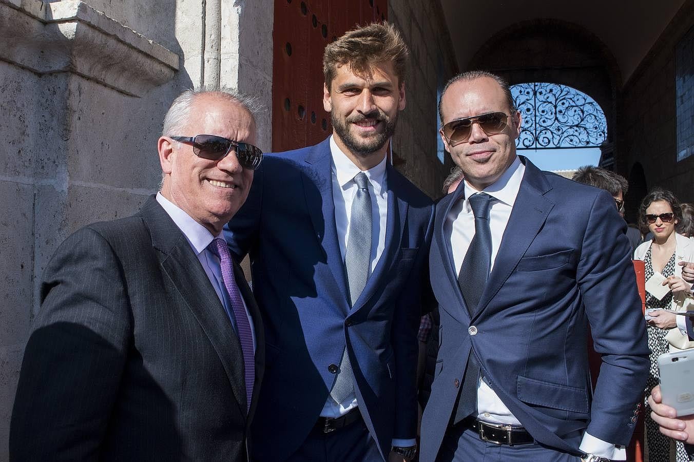 El delantero del Sevilla FC Fernando Llorente (centro) junto a Domingo Pérez Acevedo y a José Domingo Pérez