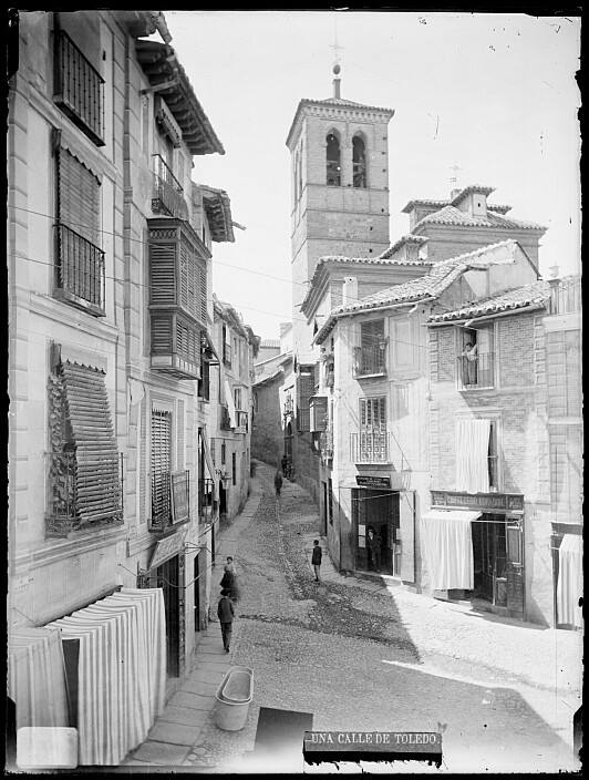Calle de la Magdalena acceso al Casino desde 1885. Foto Alguacil. Archivo Municipal de Toledo. 