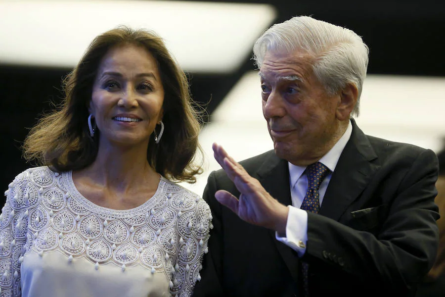 El escritor Mario Vargas Llosa y su pareja, Isabel Preysler a su llegada a la cena con la que el escritor peruano y Premio Nobel de Literatura celebra su 80 cumpleaños