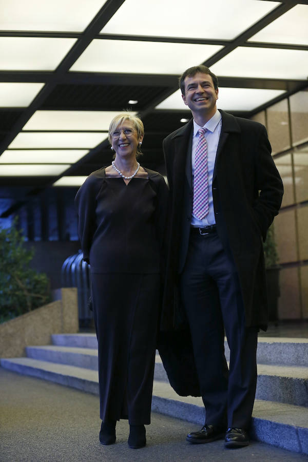 Los exlíderes de UPyD Rosa Díez y Andrés Herzog posan a su llegada a la cena. 