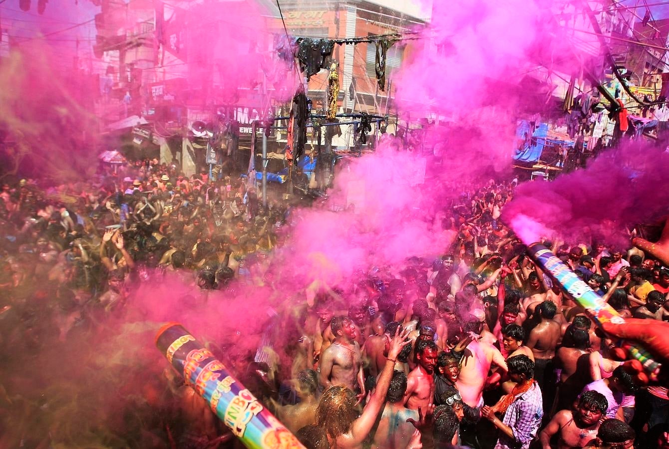 El fabuloso estallido de colores del festival Holi. Celebraciones en Allahabad, India . Con el deseo de conmemorar la llegada del buen tiempo y de ahuyentar a los malos espíritus, millones de indios de todas las edades se enzarzan a lo largo de todo el país en batallas de agua y se embadurnan con polvos rojos, verdes, azules, rosas y amarillos.