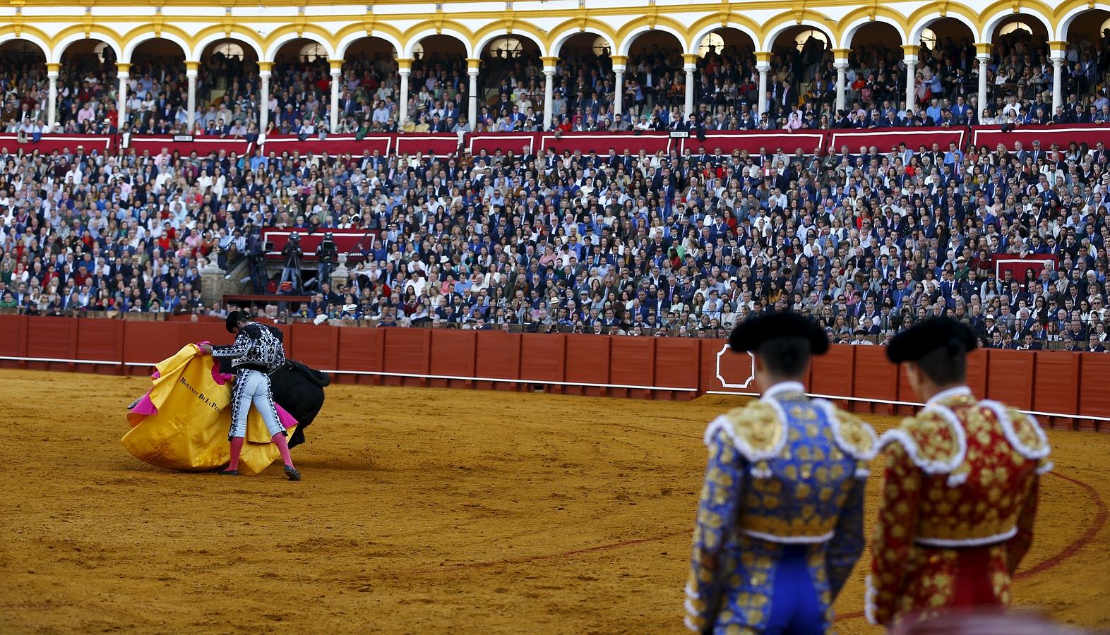 Morante, a la verónica ante la mirada de Talavante y Manzanares. 