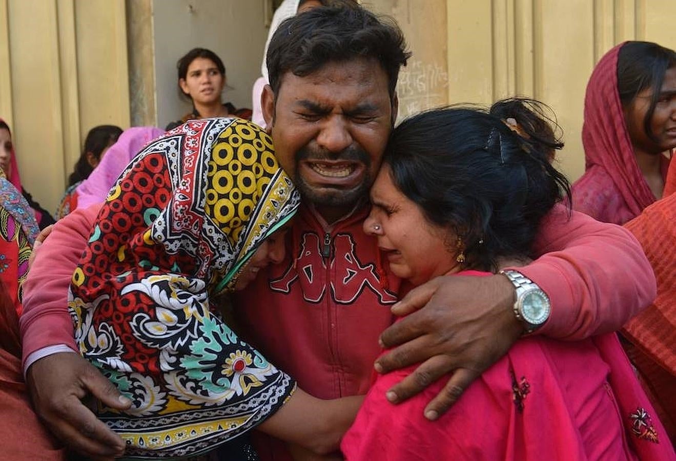 Varias personas lloran durante el funeral en honor a una víctima del ataque suicida del parque Gulshan Iqbal, en Lahore (Pakistán)