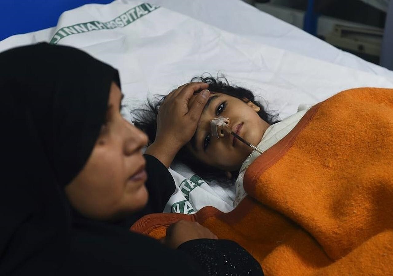 Una niña víctima del atentado terrorista en Pakistán descansa en un hospital de la zona