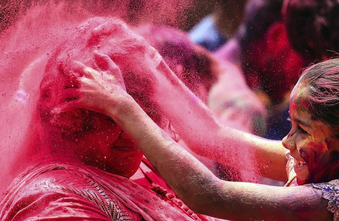 El fabuloso estallido de colores del festival Holi. Una niña y una mujer disfrutan durante la celebración del festival del color o Festival Holi en Bombay (India). El Holi marca el comienzo de la primavera.