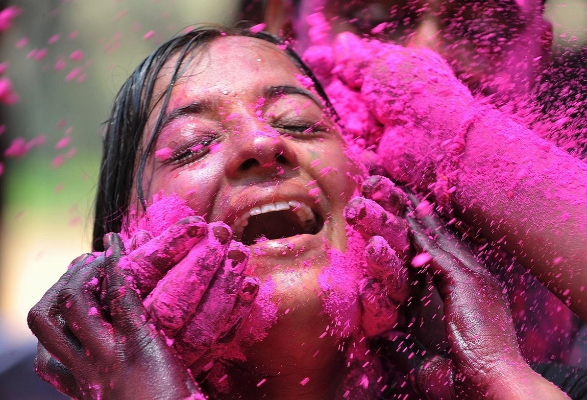 El fabuloso estallido de colores del festival Holi en la India. Celebraciones en Hyderabad, India. Un estallido de colores, cantos y bailes envuelve a la India para dar la bienvenida a la primavera con el festival hindú de Holi, la celebración más alocada y liberadora del país asiático.