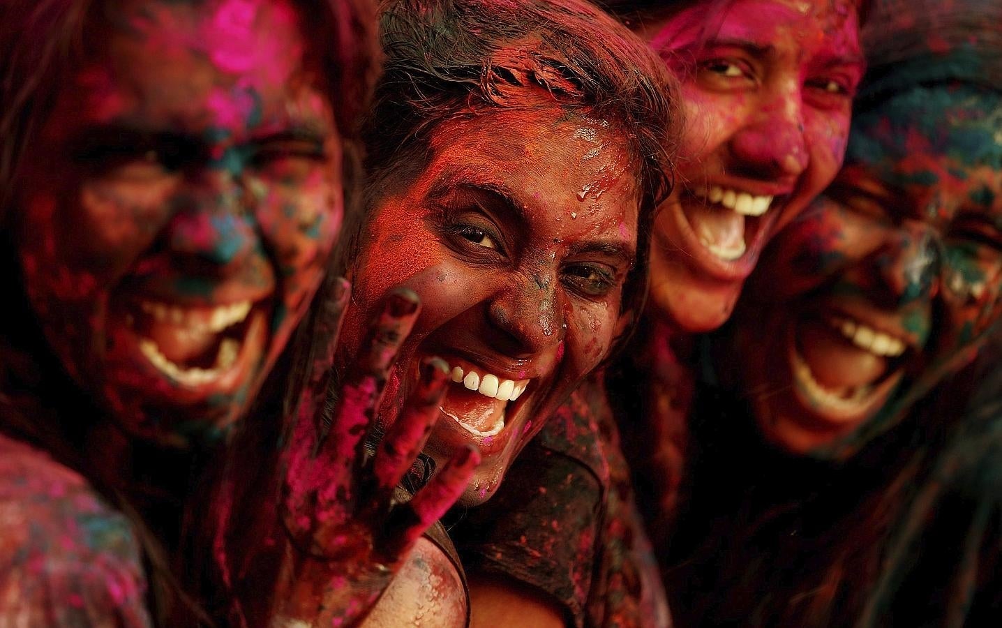 El fabuloso estallido de colores del festival Holi. Narra la tradición hindú que el eterno adolescente Krishna, que en sánscrito significa "negro" en relación a su tono de piel, sentía envidia de la tez clara de su amada Radha, por lo que aconsejado por su madre untó la cara de su querida con polvos de colores.