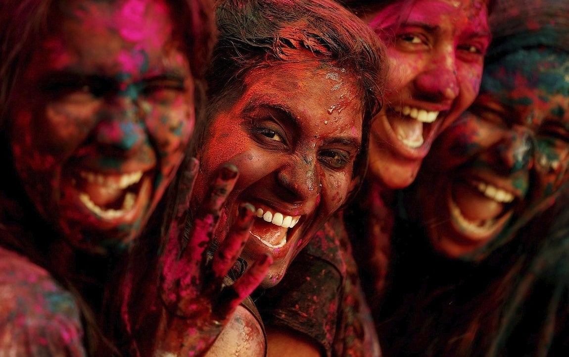 El fabuloso estallido de colores del festival Holi. Narra la tradición hindú que el eterno adolescente Krishna, que en sánscrito significa "negro" en relación a su tono de piel, sentía envidia de la tez clara de su amada Radha, por lo que aconsejado por su madre untó la cara de su querida con polvos de colores.