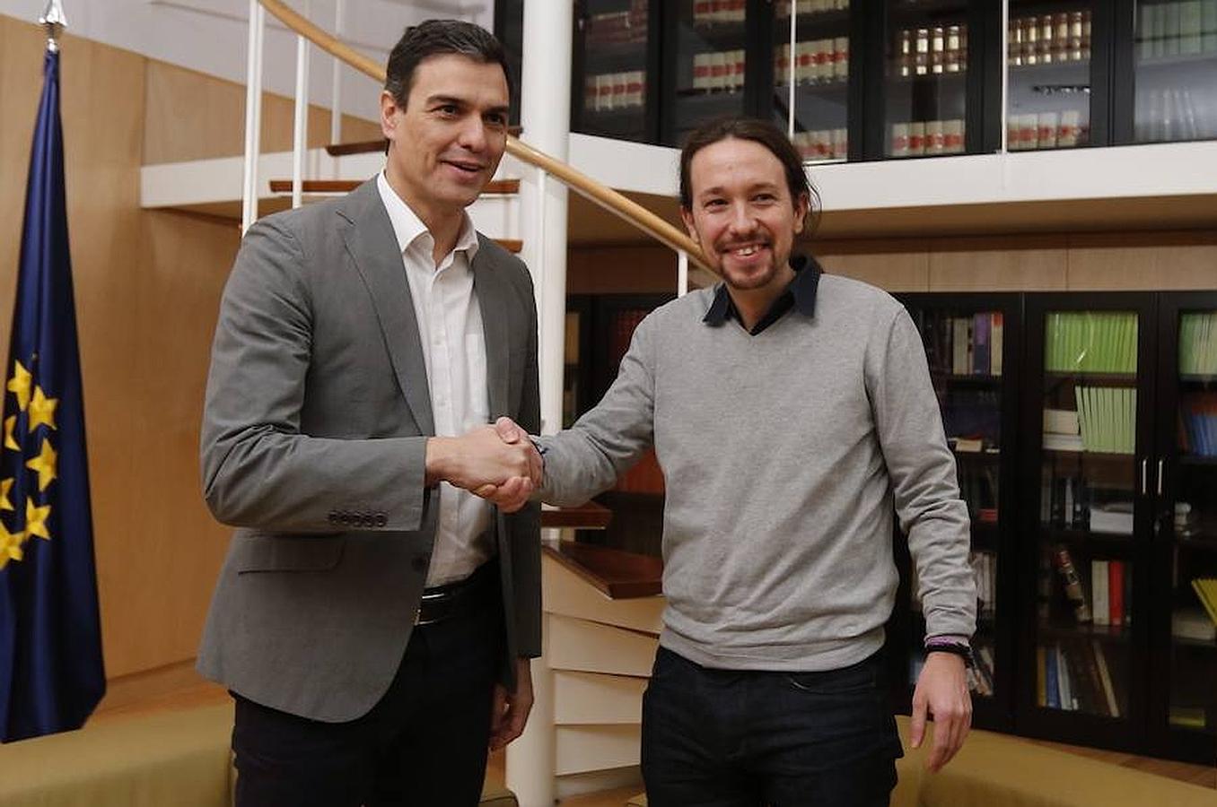 Sánchez e Iglesias se reúnen. Pedro Sánchez y Pablo Iglesias, líderes de PSOE y Podemos, han buscado que aún no han encontrado