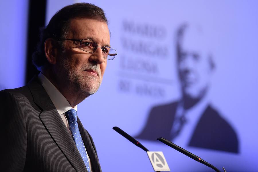 Rajoy inauguró el seminario calificando a Vargas Llosa como un «héroe de la libertad». 