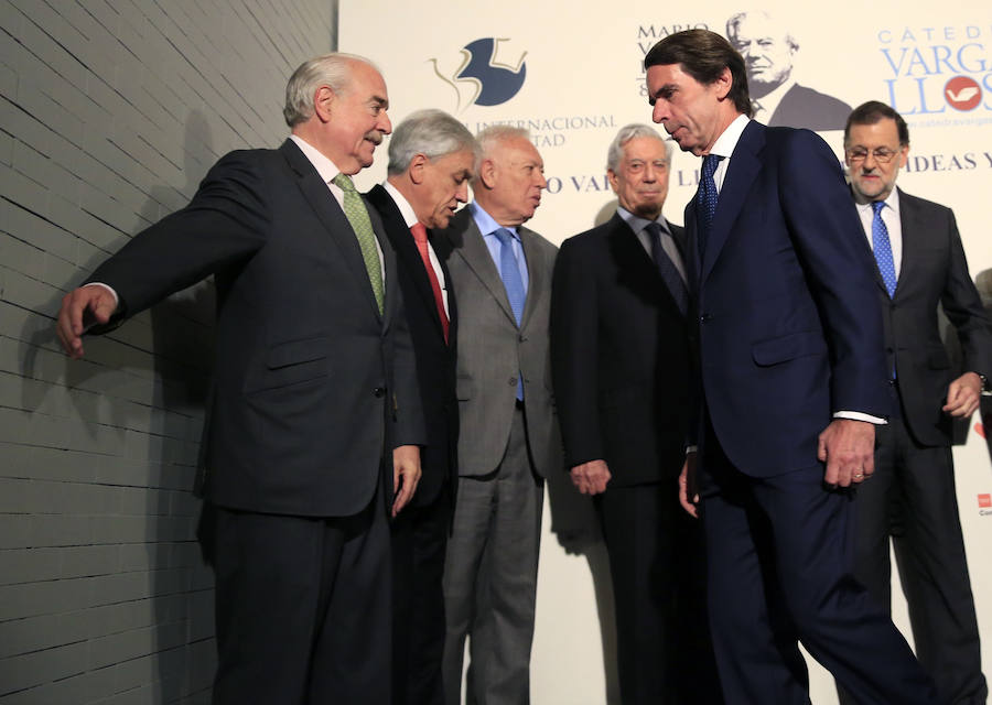 Aznar a su entrada en el auditorio, se dirige para la foto de familia. 