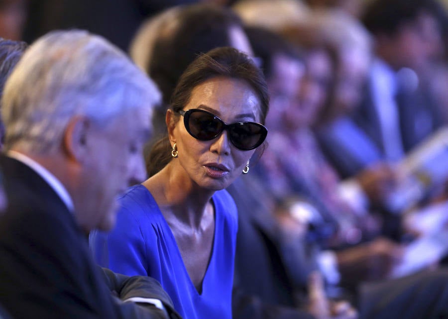 Isabel Preysler en primera fila del homenaje a Vargas Llosa por su 80 cumpleaños. 