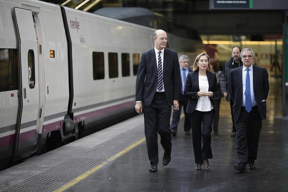 El presidente de Renfe, la ministra Ana Pastor y César Alierta. 