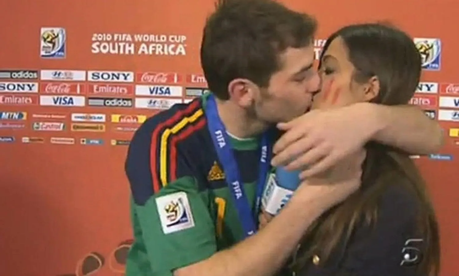 Iker Casillas y Sara Carbonero ponían el broche final al Mundial de 2010 con un romántico beso. 