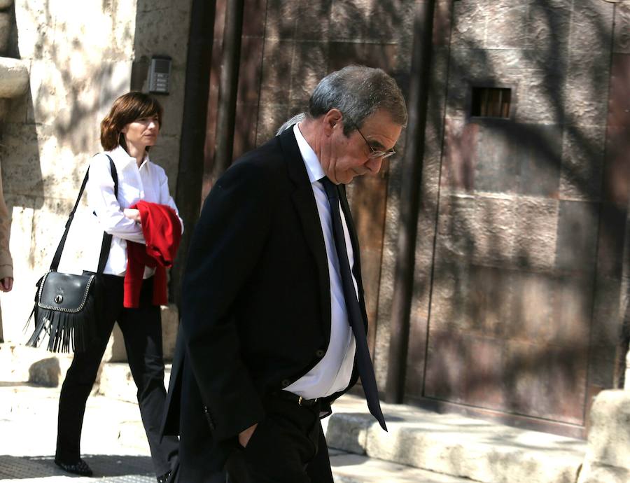 Alierta durante el funeral de su esposa. 