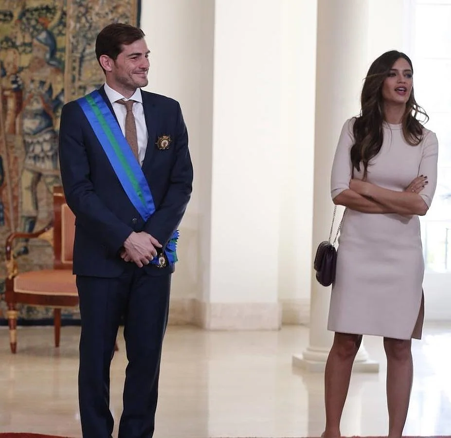 Iker Casillas recibe la Gran Cruz de la Real Orden del Mérito Deportivo ante la presencia de su novia en noviembre de 2015. 
