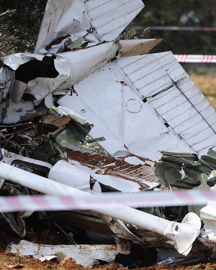 3. Uno de los ocupantes de la avioneta ya había finalizado la fase de formación, por lo que tenía la licencia de piloto profesional, mientras que los otros dos, que disponían de licencia privada, se preparaban para obtener el nivel profesional. Estaban haciendo un viaje de entrenamiento para acumular horas de vuelo