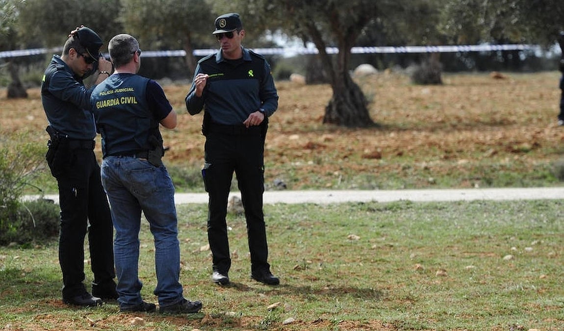 4. Al lugar se han trasladado bomberos de la Comunidad de Madrid, sanitarios del Summa., Guardia Civil y una comisión de Accidentes Aéreos, que permanecen en la zona