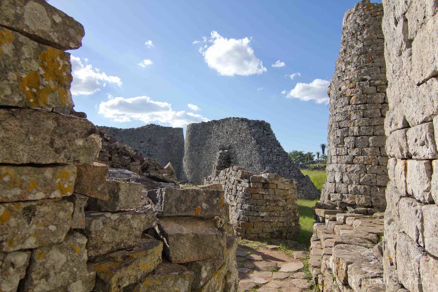 Resquicios de antiguas civilizaciones en Zimbabue. Zimbabwe es un hermoso país que no es sólo hogar de una gran variedad de vida silvestre, también de una antigua civilización que una vez gobernó las planicies del sur de África y da su nombre al país. Fotos: The African Experiences