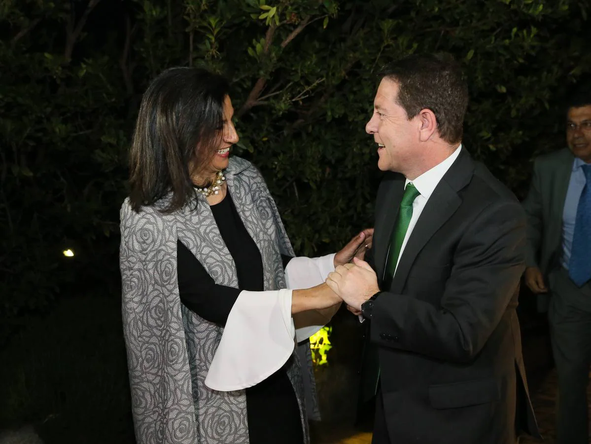 Emiliano García-Page saluda a la presidenta de la Asociación Lucía Rodríguez
