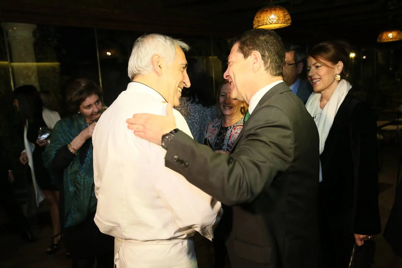 García-Page saluda a Adolfo Muñoz, propietario del cigarral Viñedos Santa María donde se celebró la cena benéfica