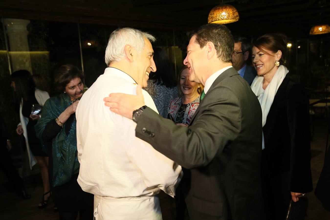 García-Page saluda a Adolfo Muñoz, propietario del cigarral Viñedos Santa María donde se celebró la cena benéfica. 