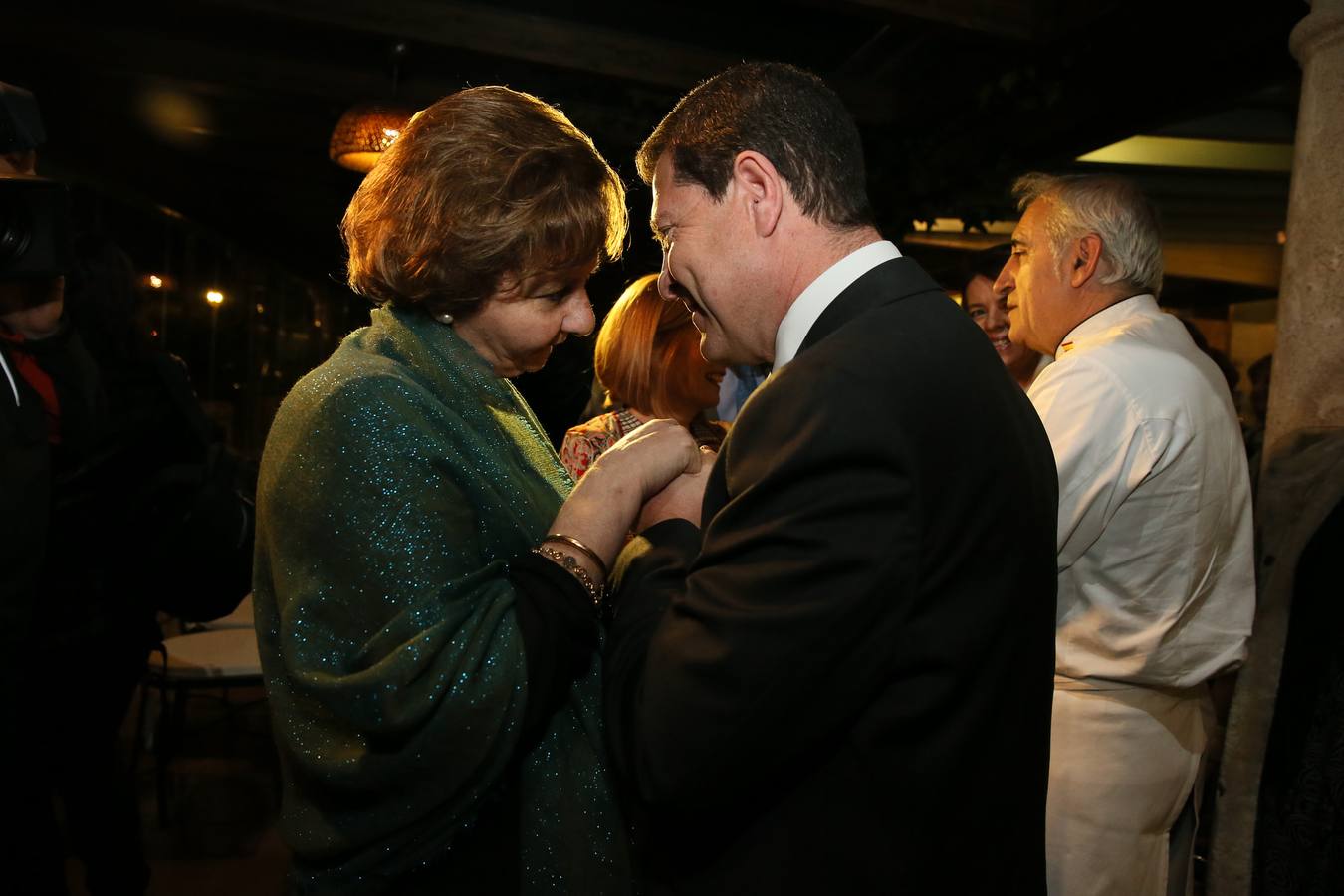 Cariñoso saludo de García-Page a Dolores Esteban-Infantes, anterior presidenta de la Asociación. 