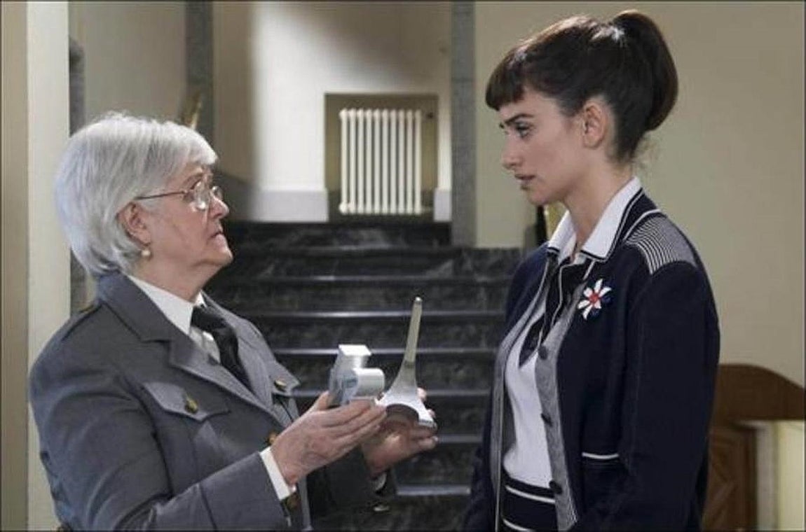 Chus Lampreave junto a Penélope Cruz en «Los abrazos rotos». 