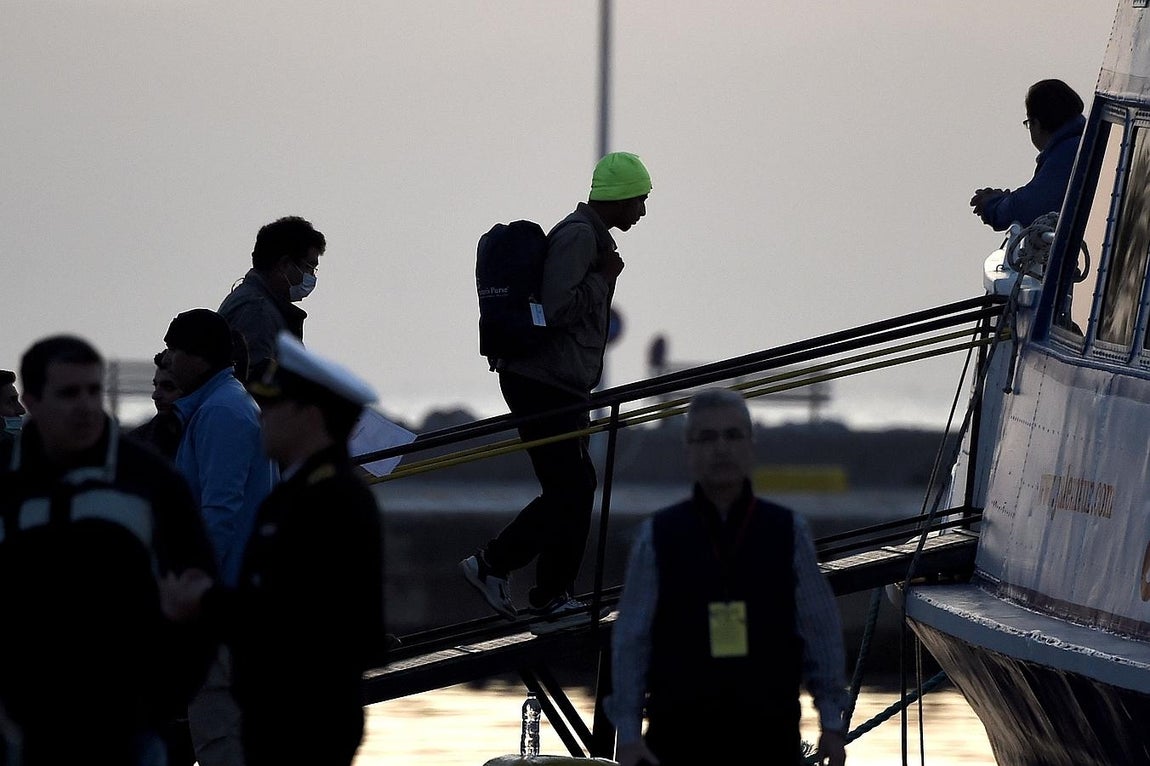 Un refugiado sube a un barco para ser deportado de Grecia a Turquía. 