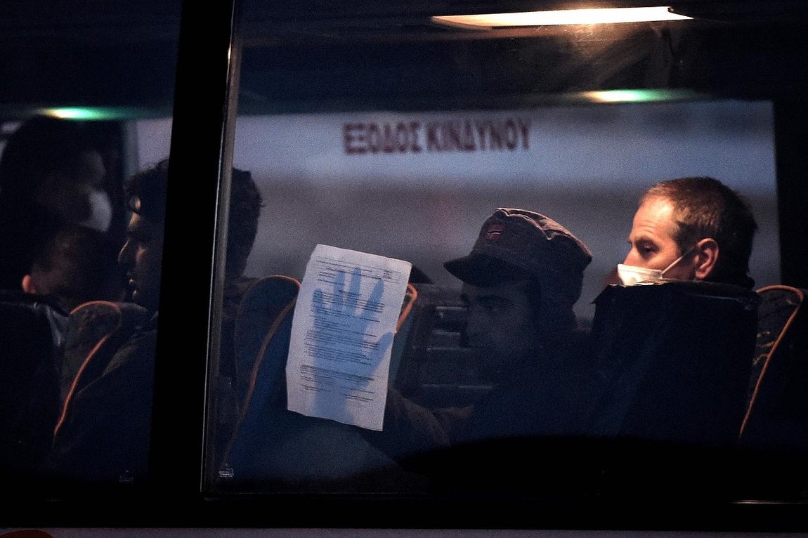Un refugiado viaja en autobús antes de ser deportado de Grecia a Turquía. 