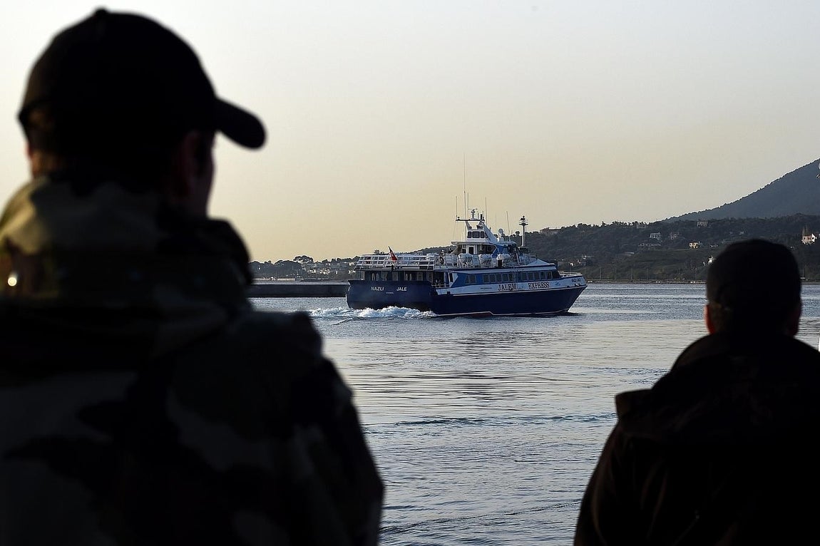 Un barco traslada a un grupo de refugiados deportados de Grecia a Turquía. 