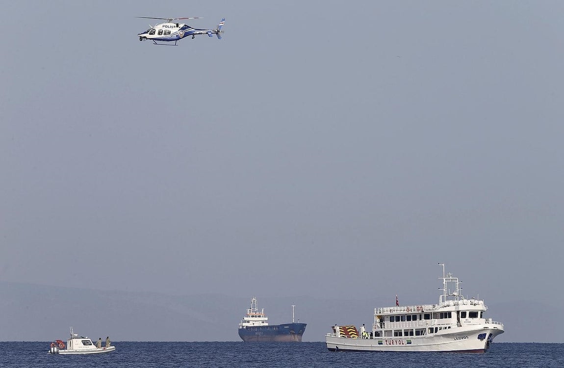 Un barco traslada a un grupo de refugiados provenientes de la isla griega de Lesbos a Turquía. 