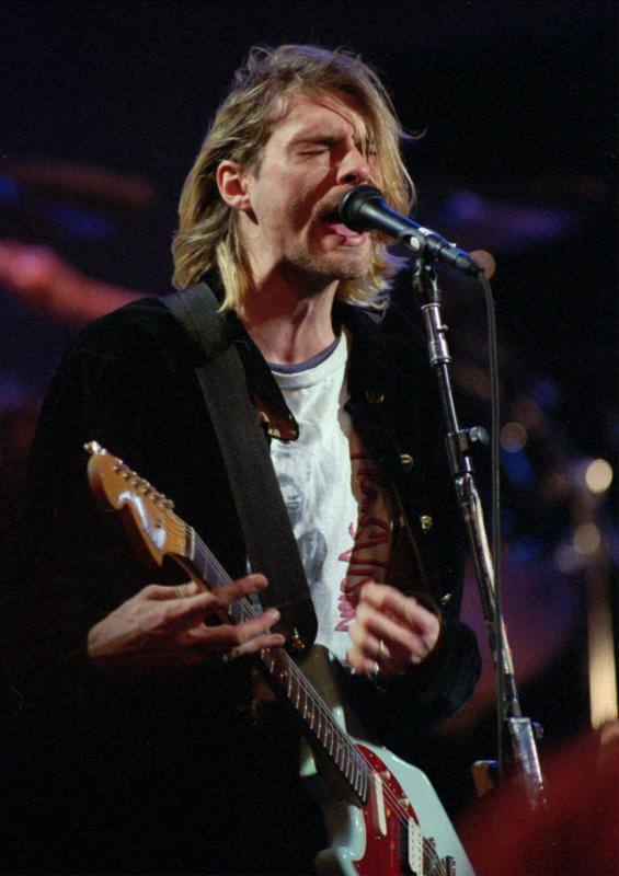 Cobain tuvo muchos problemas para adaptarse al éxito masivo de Nirvana con sus fuertes raíces underground. Además, se sintió perseguido por los medios