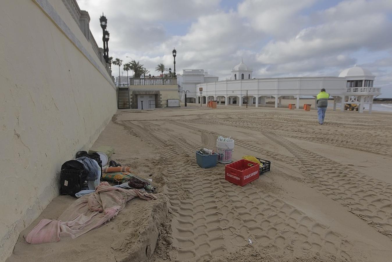 Fotos: Arranca la limpieza de la arena del Balneario de La Palma