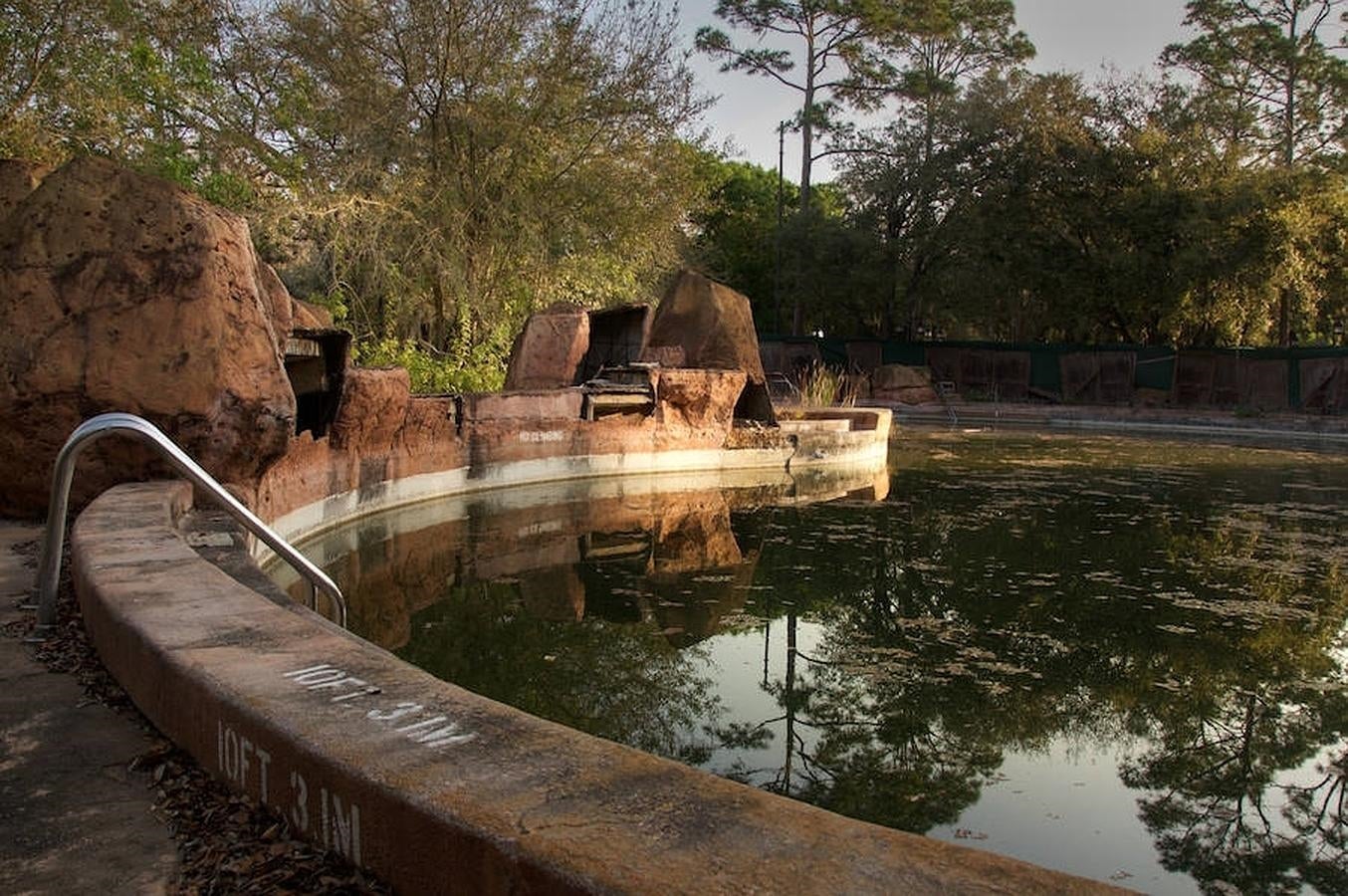 Un parque abandonado. Las piscinas están abandonadas desde 2001