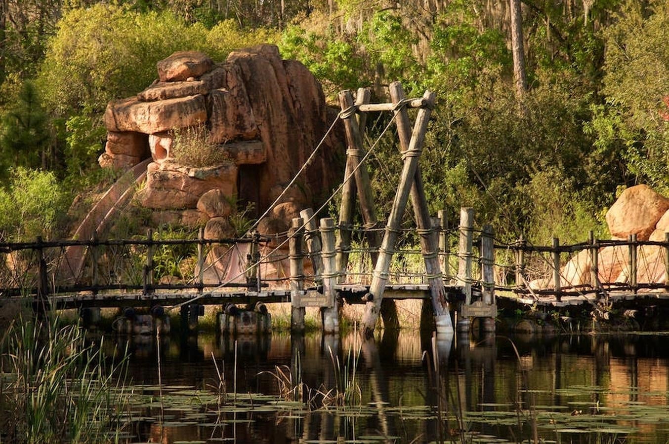 River Country. Puentes de madera y toboganes fueron abandonados