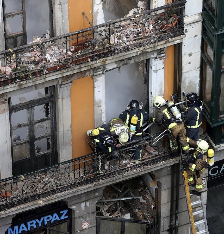 Tres dotaciones de los Bomberos del Servicio de Emergencias del Principado de Asturias (SEPA) se han sumado al amplio operativo desplegado por los Bomberos de Oviedo para tratar de extinguir el incendio registrado en el número 58 de la calle Uría de la capital asturiana. 