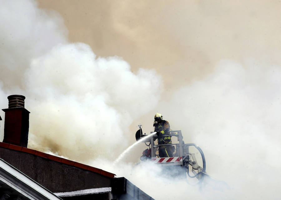 Un bombero intenta apagar el incendio. 