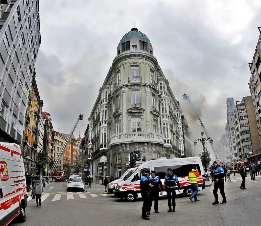 Tres dotaciones de los Bomberos del Servicio de Emergencias del Principado de Asturias (SEPA) se han sumado al amplio operativo para extinguir el fuego. 
