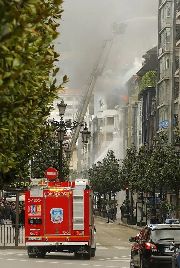 El incendio de Oviedo, en imágenes