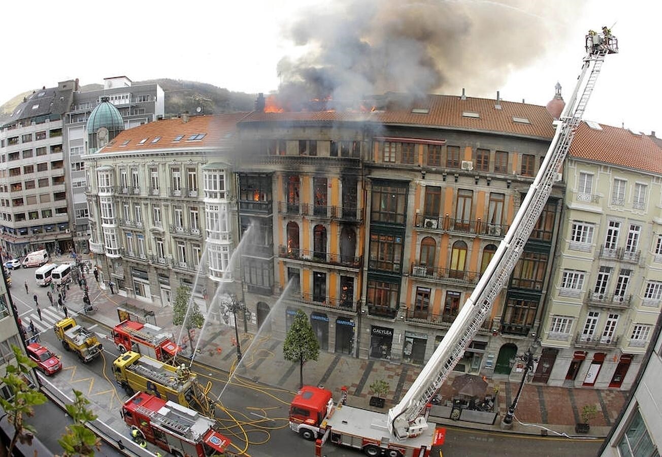 El incendio de Oviedo, en imágenes