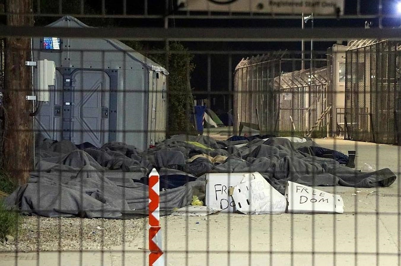 Algunos refugiados paquistaníes se declararon en huelga de hambre para protestar contra su deportación a Turquía. En la imagen, dentro de sacos de dormir en el punto de control de Moria, en la isla de Lesbos en la madrugada de ayer, cuando tuvo lugar la segunda devolución de migrantes. 