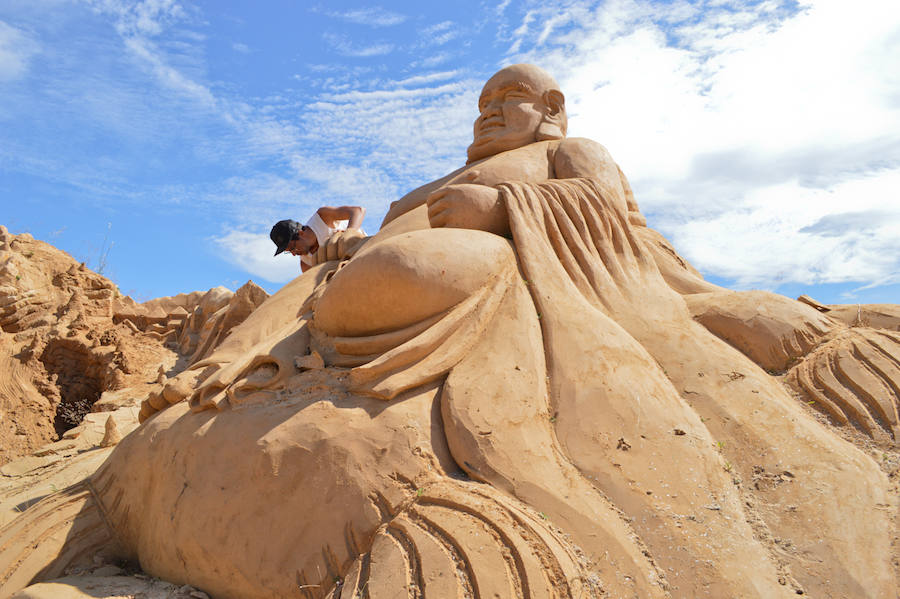 Artistas de distintas nacionalidades. Artistas de distintas nacionalidades consiguen que cada año tenga lugar en el Algarve una de las citas artísticas más espectaculares del mundo, simplemente con agua y arena