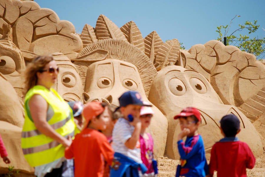 Arena y agua. Una escultura de tres metros de altura puede necesitar unas cincuenta toneladas.