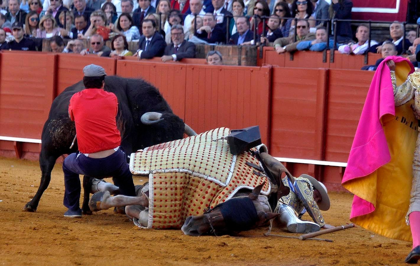 Derribo al picador con el monosabio coleando. 