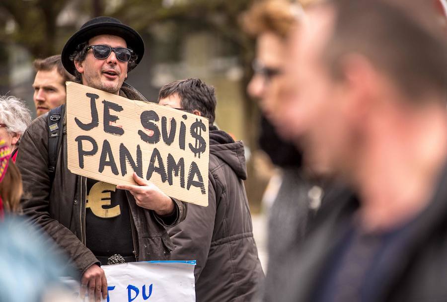 Un manifestante sostiene un cartel que hace alusión al último escándalo que ha sacudido los cimientos de la política internacional. 